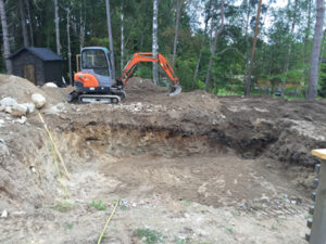 När man gräver ut för en pool gräver man oftast ca en meter extra runt omkring.